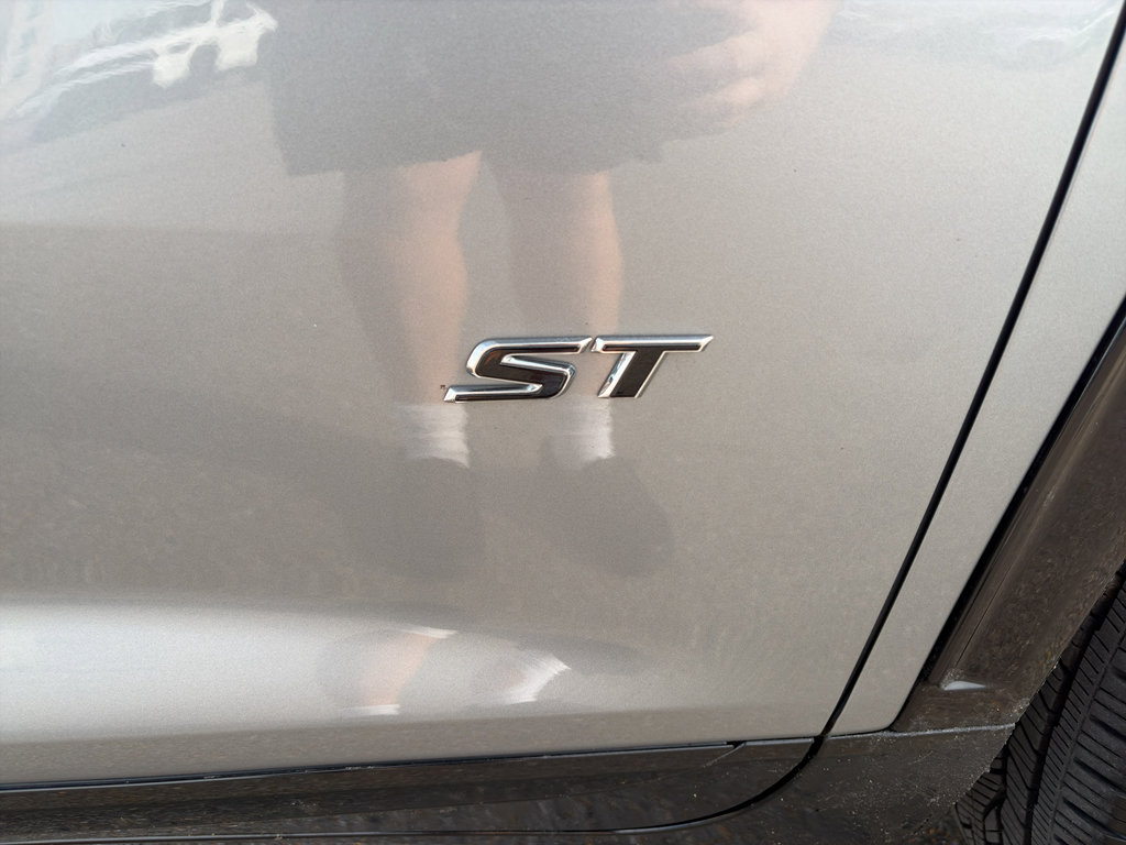 Used 2025 Buick Enclave Sport Touring FWD image 32