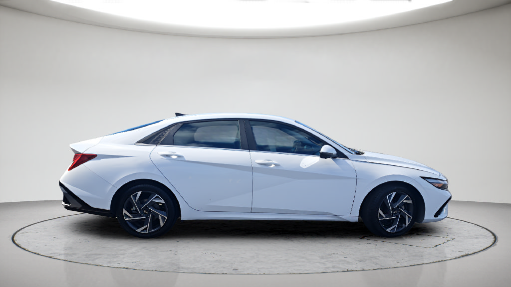 Used 2024 Hyundai Elantra Limited FWD image 18