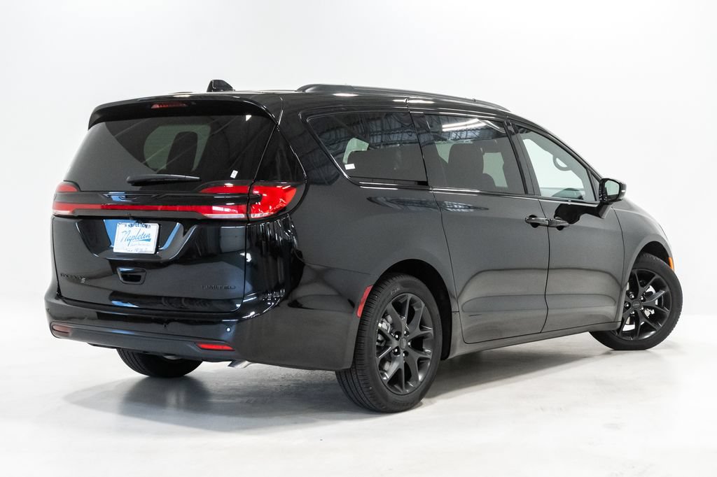 New 2027 Chrysler Pacifica Limited FWD image 33
