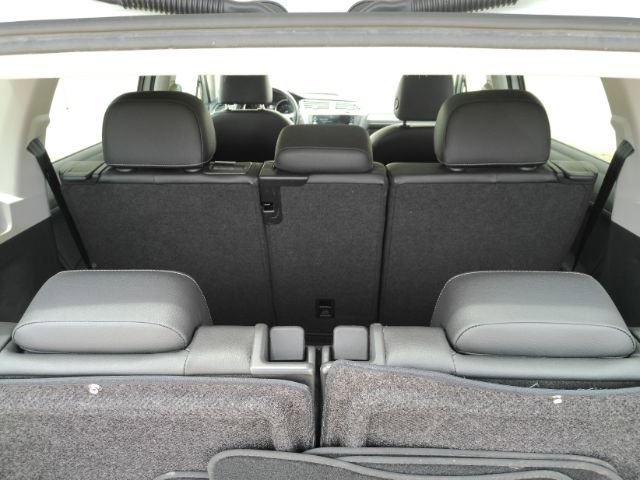 Used 2018 Volkswagen Tiguan SE w/ Panoramic Sunroof Package FWD image 25