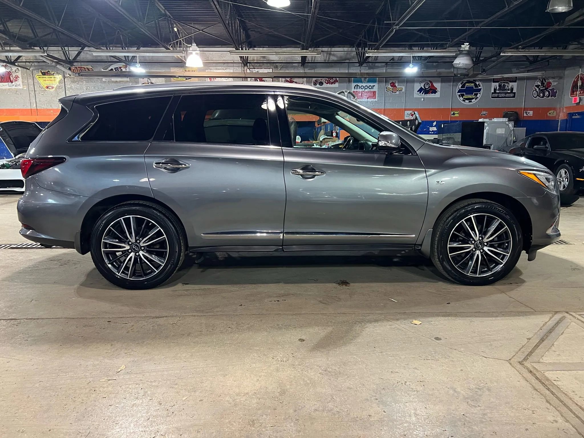 Used 2019 INFINITI QX60 Luxe w/ Sensory Package image 2