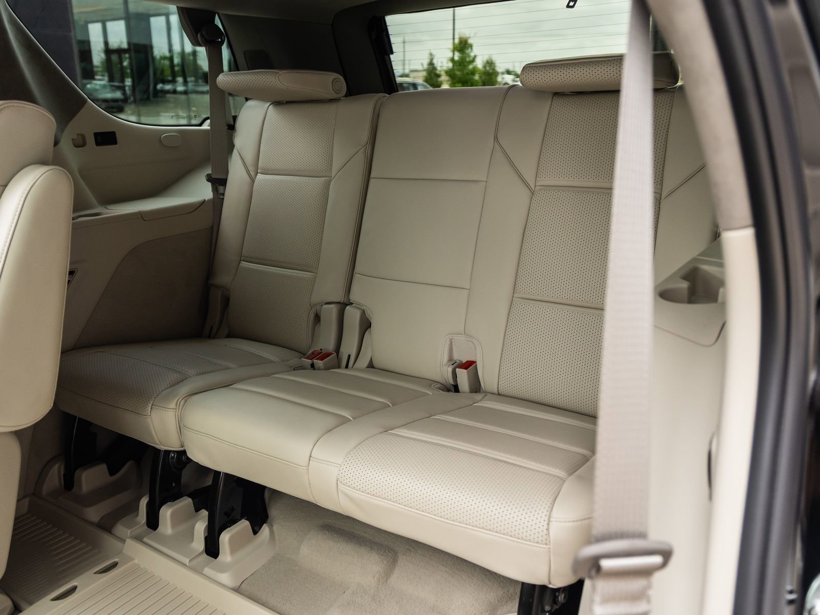Used 2026 Cadillac Escalade Platinum Sport w/ LPO, Floor Liner Package AWD/4WD image 39