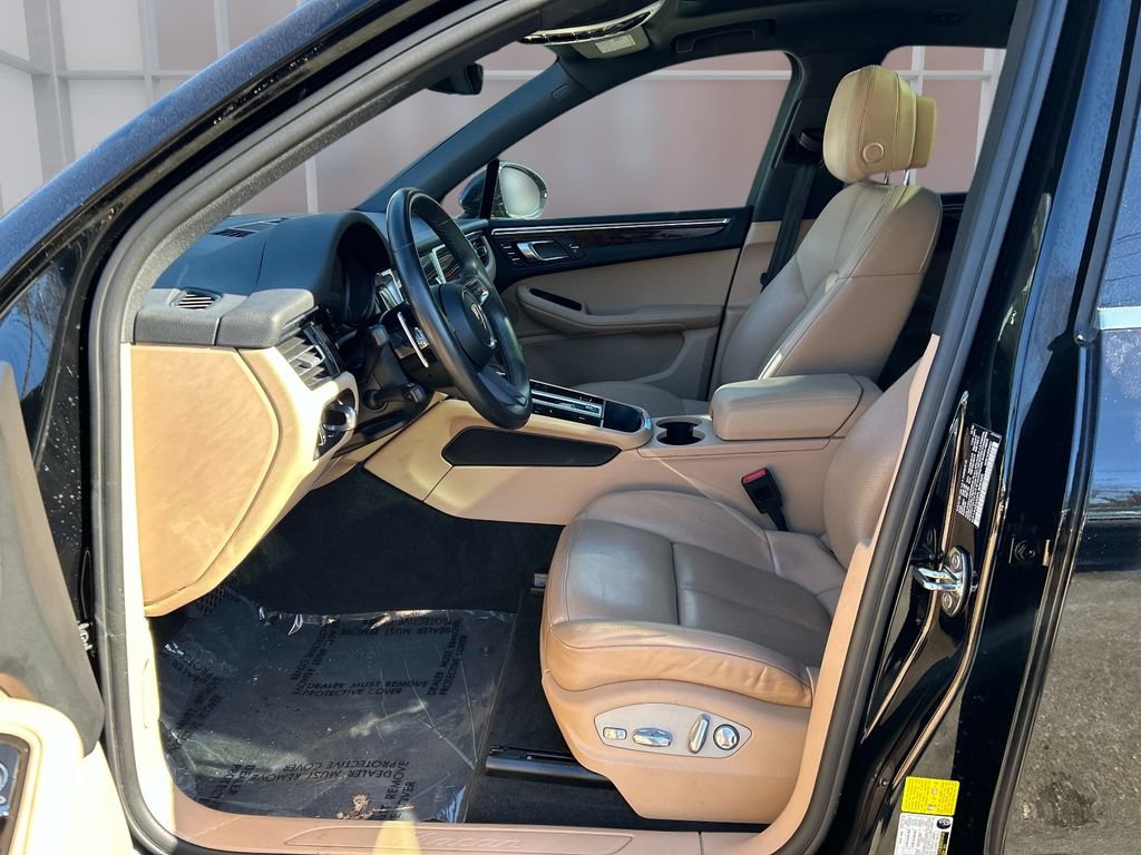 Used 2023 Porsche Macan Turbo AWD/4WD image 11