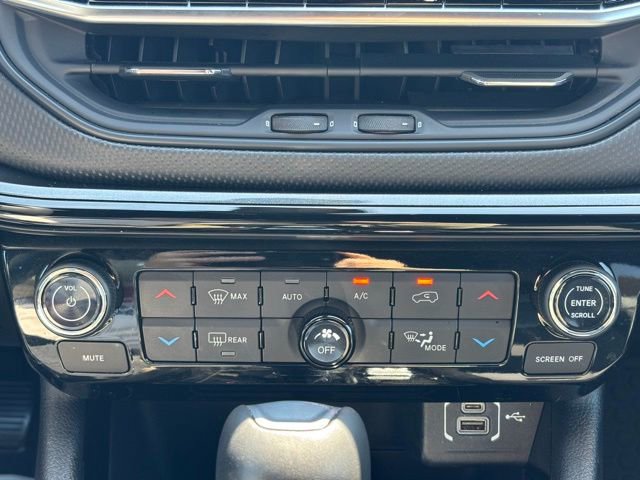 Used 2024 Jeep Compass Latitude w/ Sun and Sound Group AWD/4WD image 30