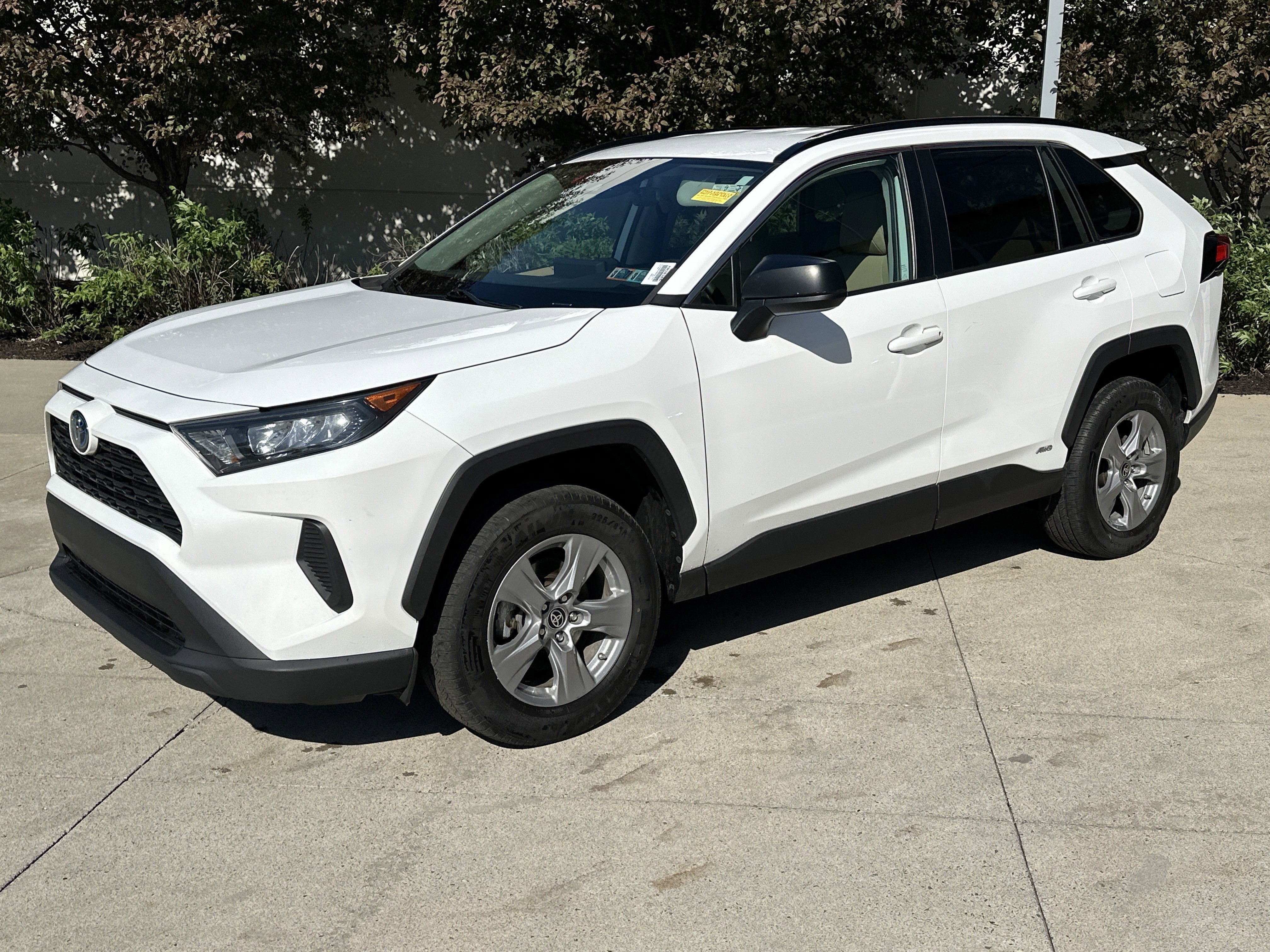 Used 2022 Toyota RAV4 LE AWD/4WD image 3
