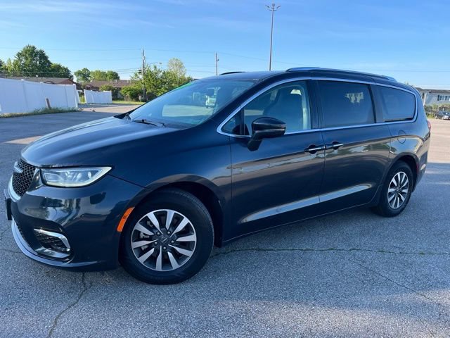 Used 2021 Chrysler Pacifica Touring-L FWD image 2