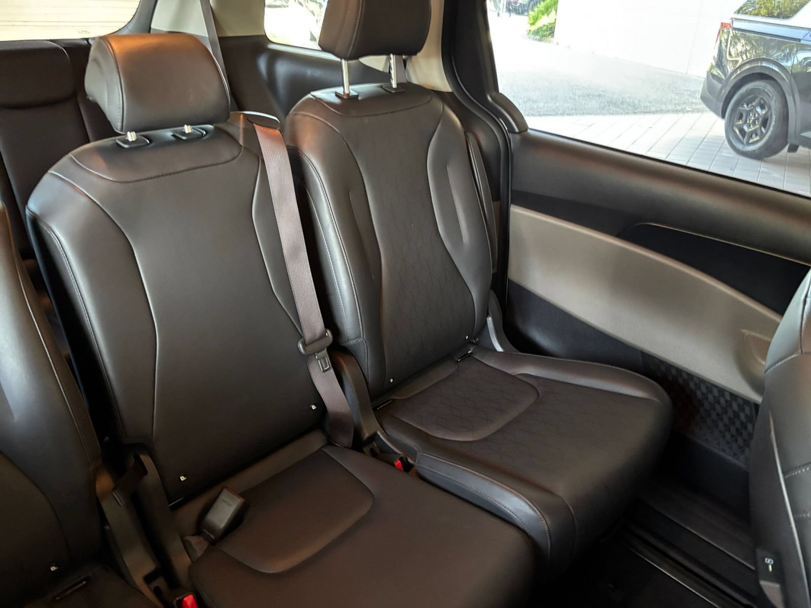 Used 2026 Kia Carnival FWD image 35