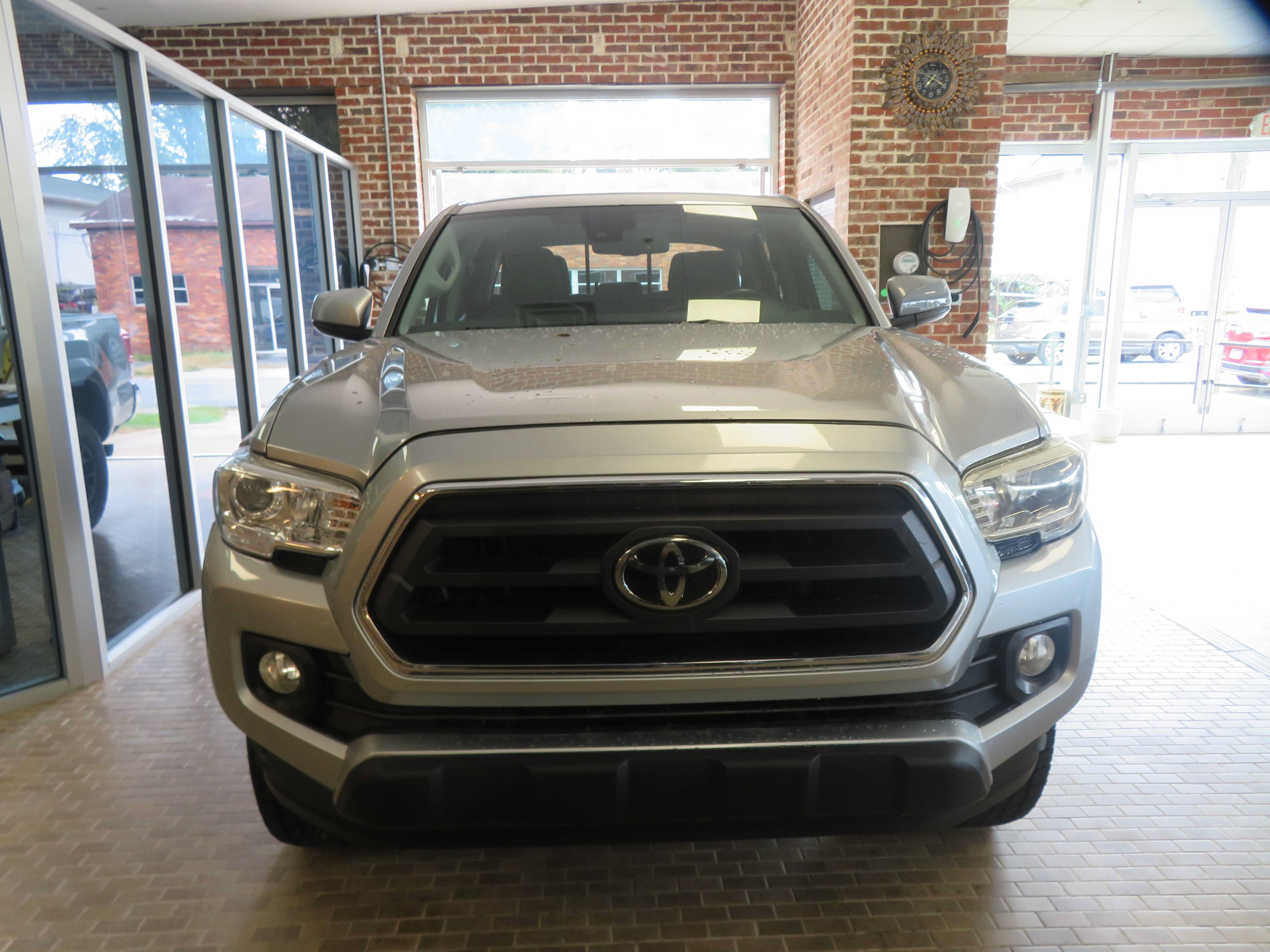 Used 2022 Toyota Tacoma SR5 RWD image 2