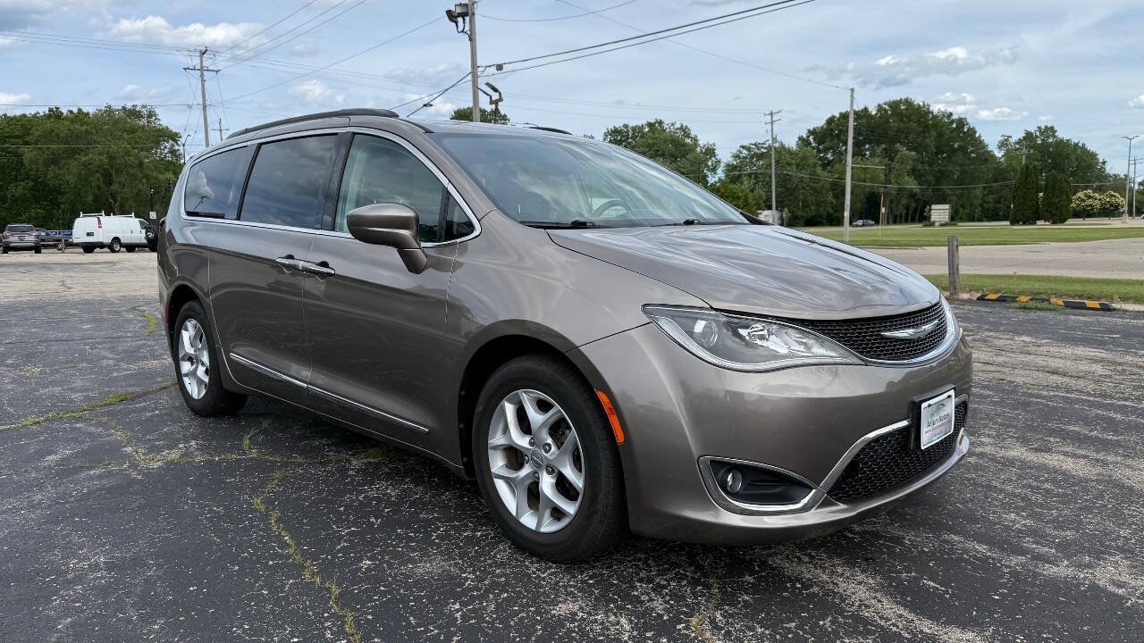 Used 2017 Chrysler Pacifica Touring-L w/ Tire & Wheel Group FWD image 8