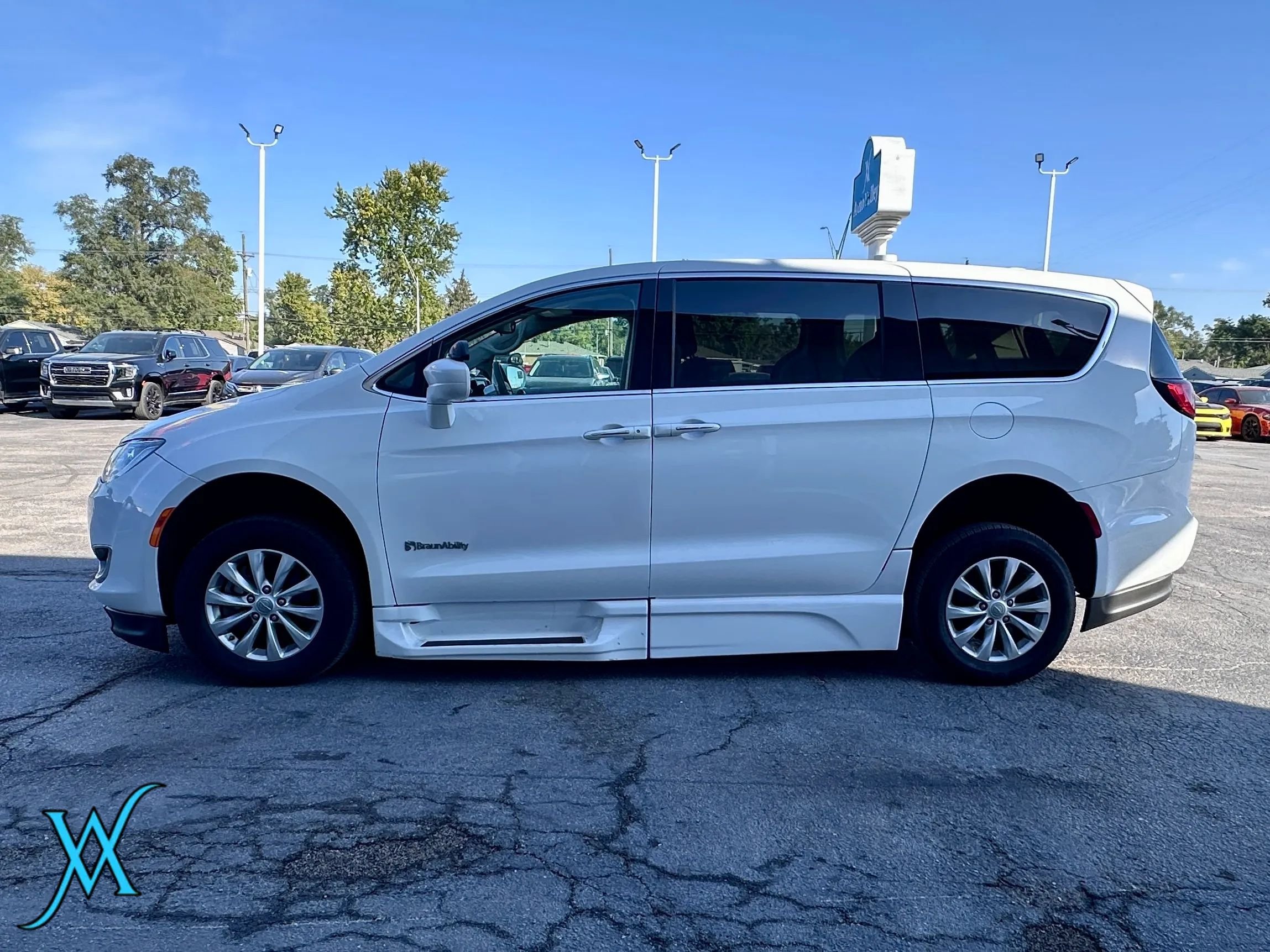 Used 2018 Chrysler Pacifica Touring Plus FWD image 4