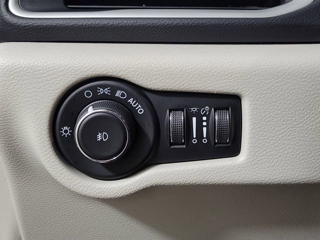 Used 2023 Chrysler Pacifica Touring-L FWD image 23
