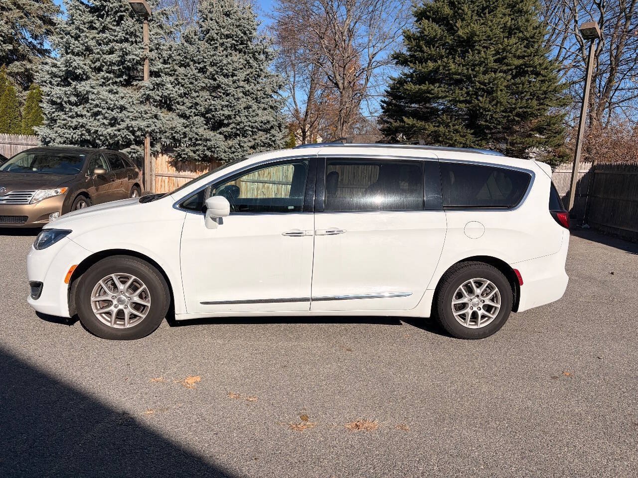 Used 2020 Chrysler Pacifica Touring-L FWD image 7