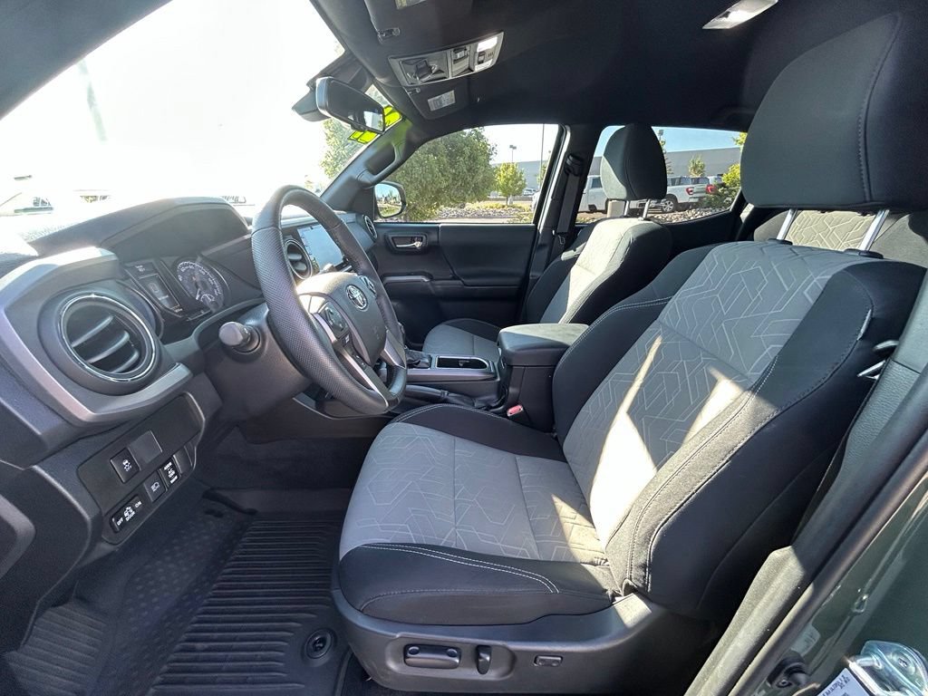 Used 2021 Toyota Tacoma TRD Off-Road w/ Technology Package AWD/4WD image 14