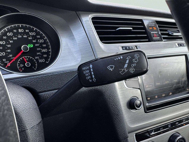 Used 2017 Volkswagen Golf SE image 23