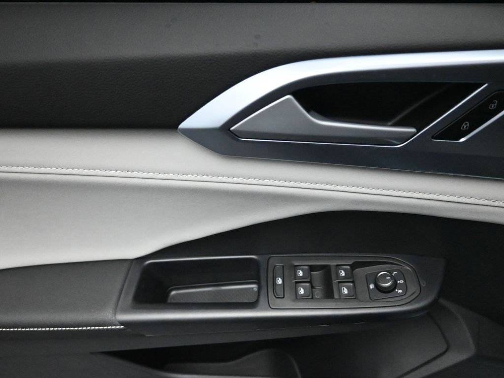 New 2025 Volkswagen Taos SE image 21