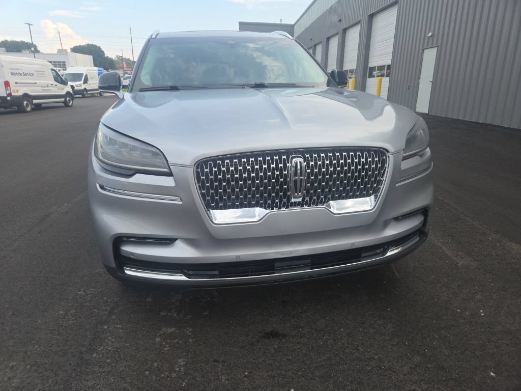Used 2024 Lincoln Aviator 2WD w/ Premium Package image 2
