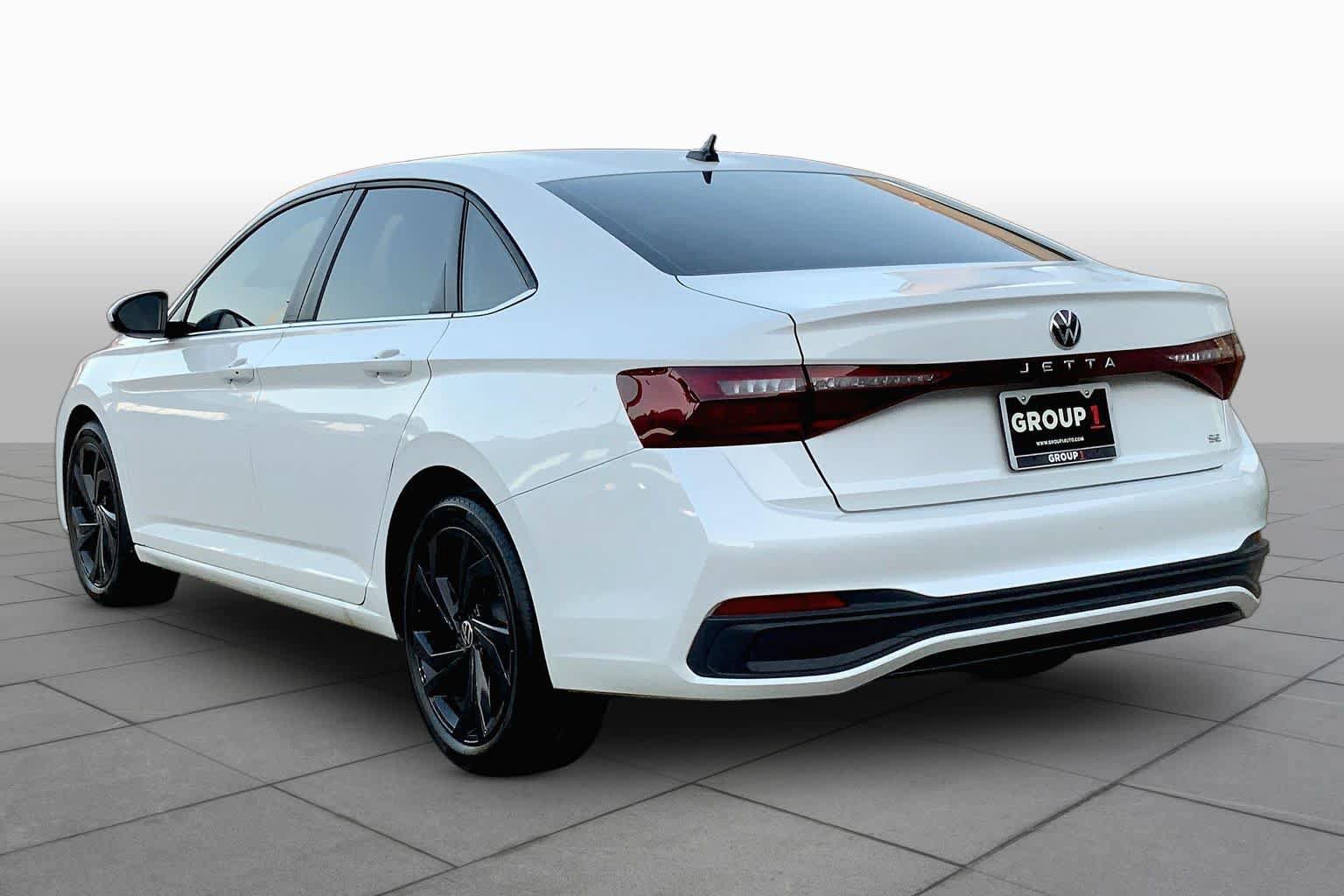 Used 2025 Volkswagen Jetta SE FWD image 11