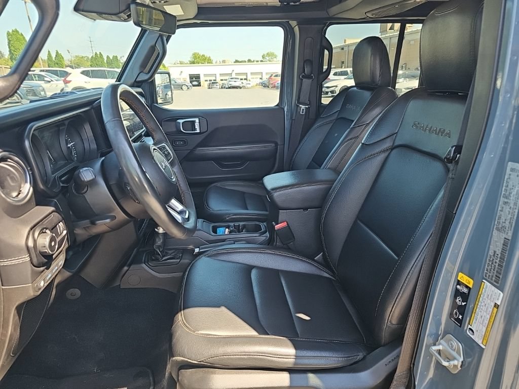 Used 2024 Jeep Wrangler Unlimited Sahara w/ Technology Group AWD/4WD image 3