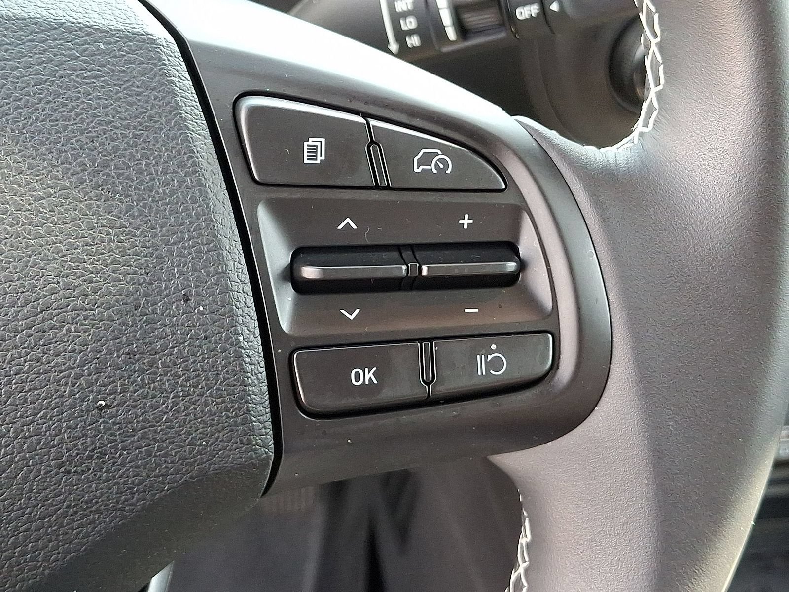 Certified 2025 Hyundai Venue Limited FWD image 24