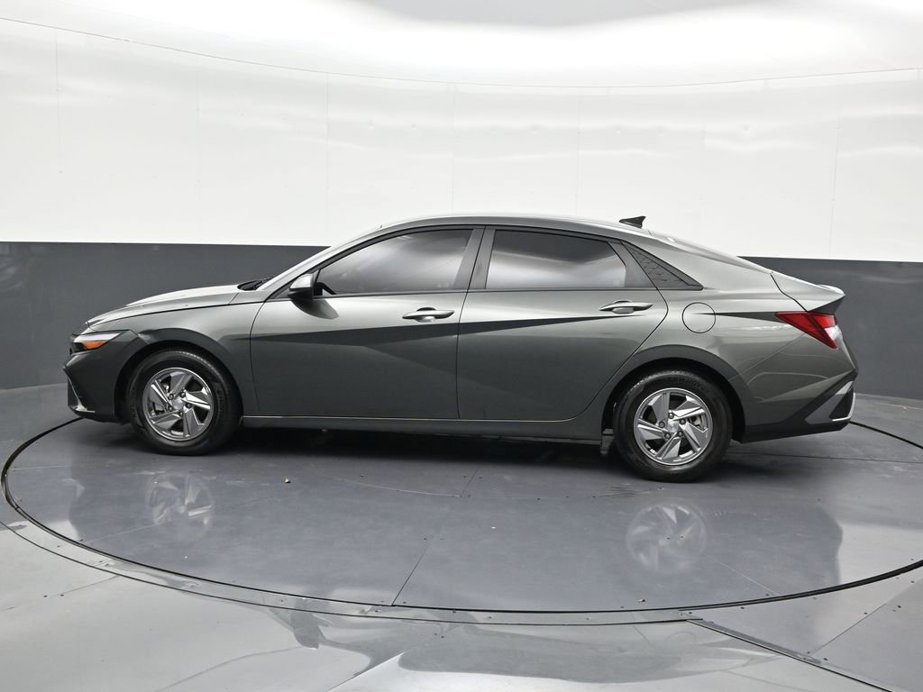 Used 2025 Hyundai Elantra SE image 2