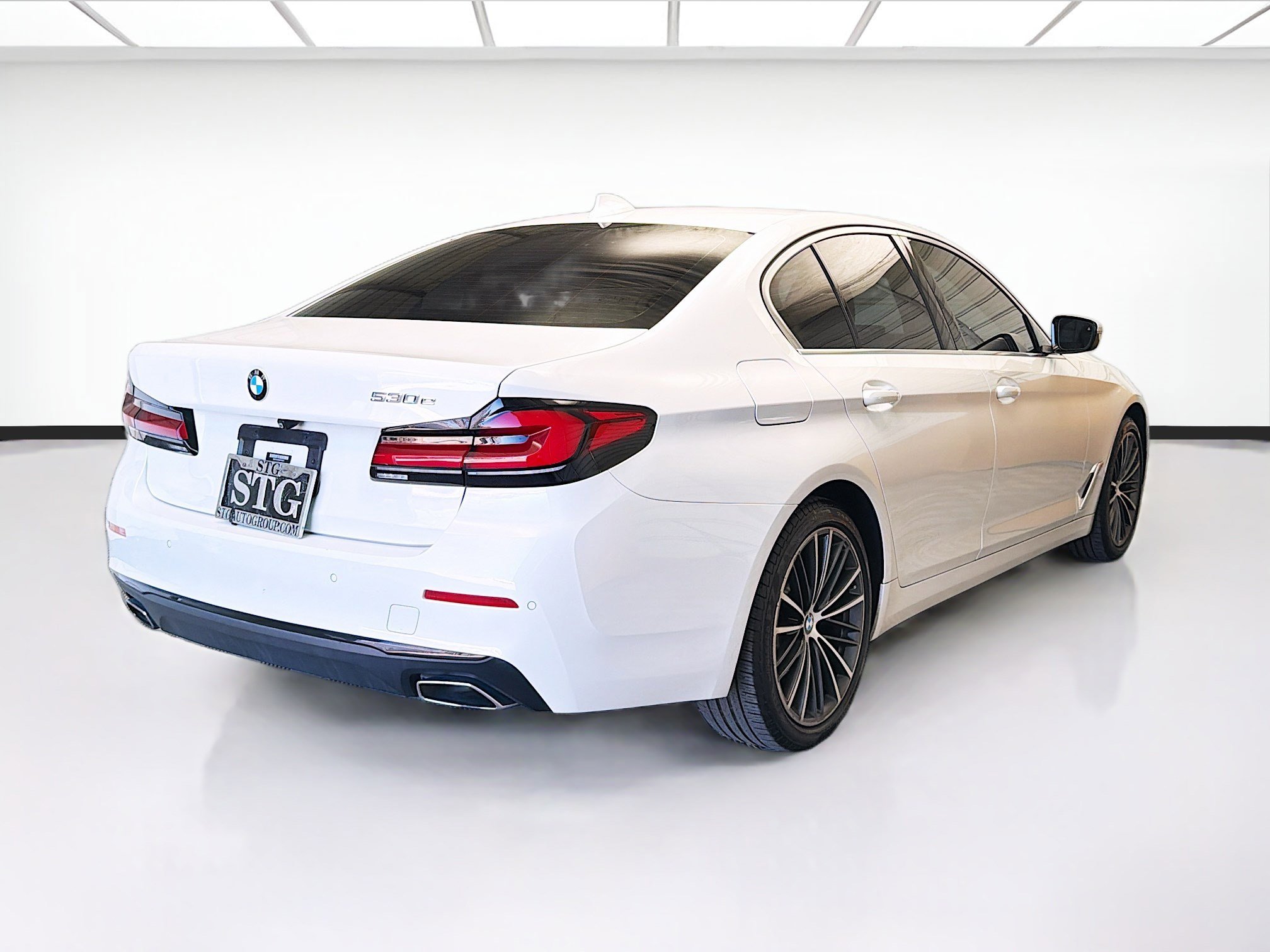 Used 2021 BMW 530e w/ Premium Package image 4