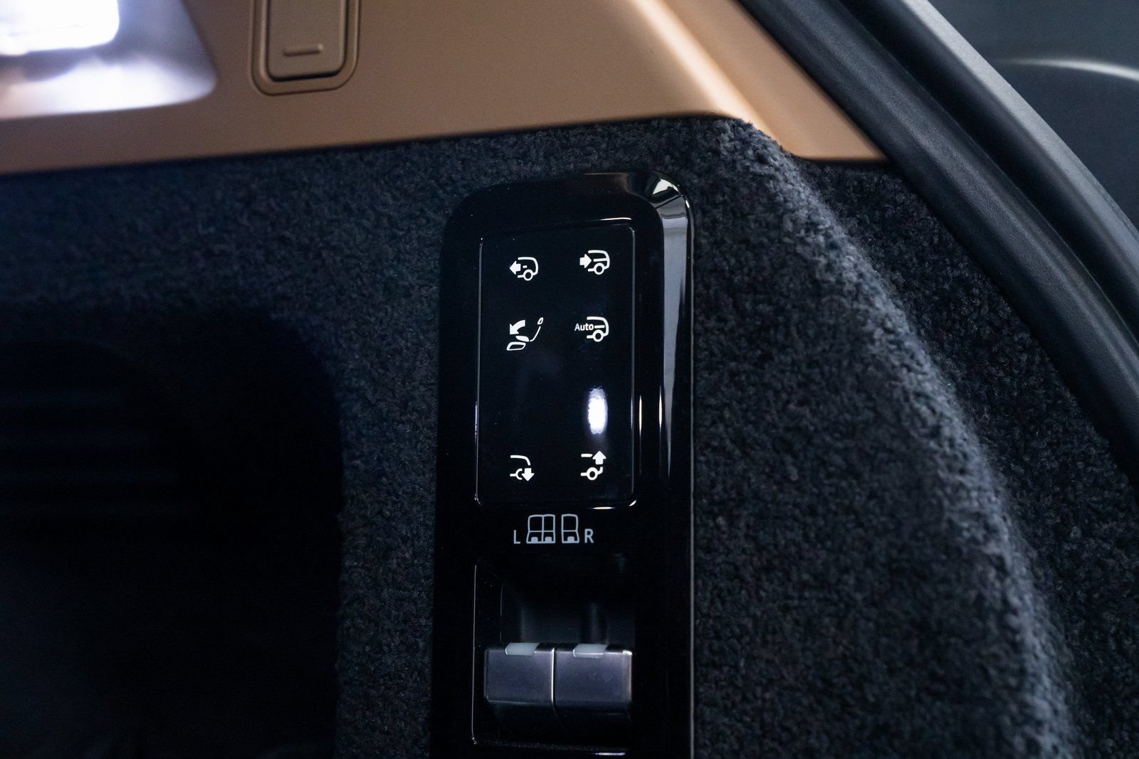 Used 2023 Land Rover Range Rover SV AWD/4WD image 8