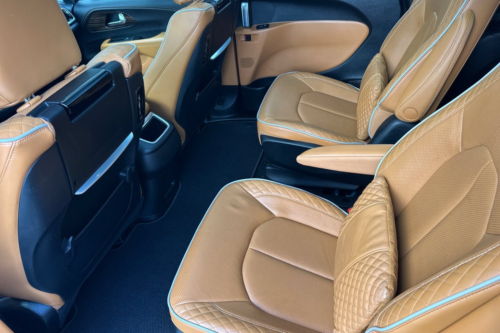 Used 2023 Chrysler Pacifica Pinnacle FWD image 11