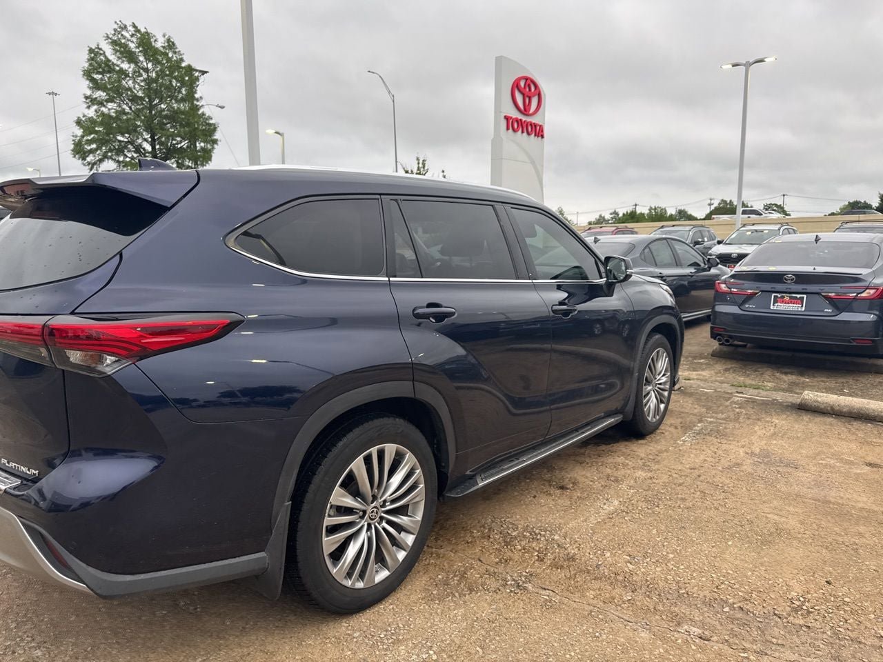 Used 2021 Toyota Highlander Platinum FWD image 4