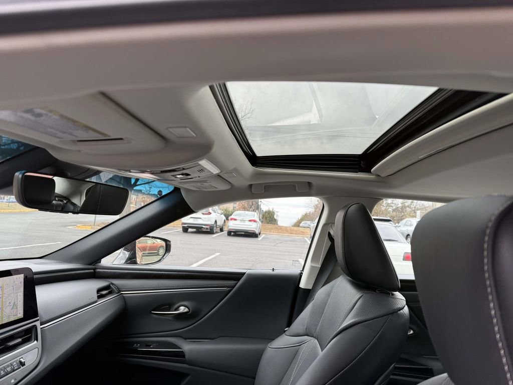 Used 2025 Lexus ES 300h w/ Luxury Package image 12