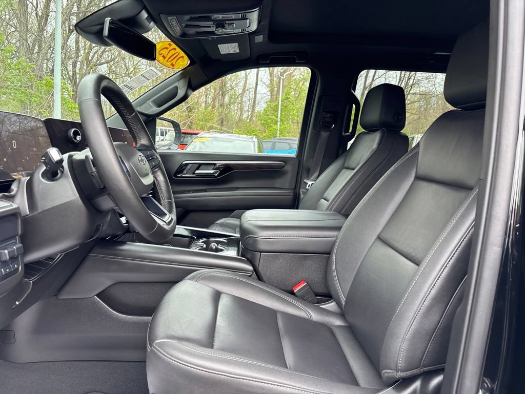 Used 2025 Chevrolet Suburban Z71 w/ Z71 Off-Road Package AWD/4WD image 9