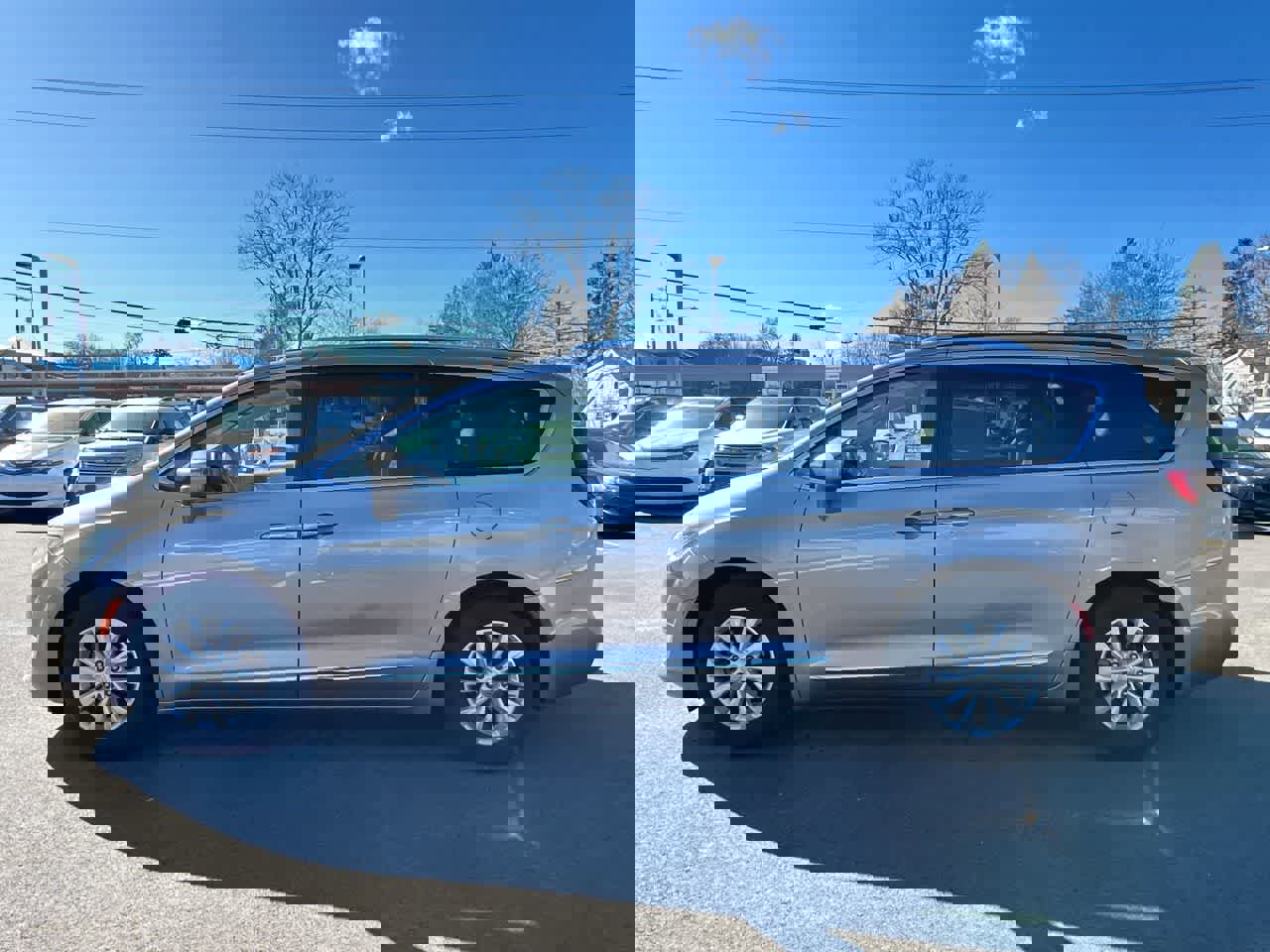 Used 2018 Chrysler Pacifica Touring-L image 10