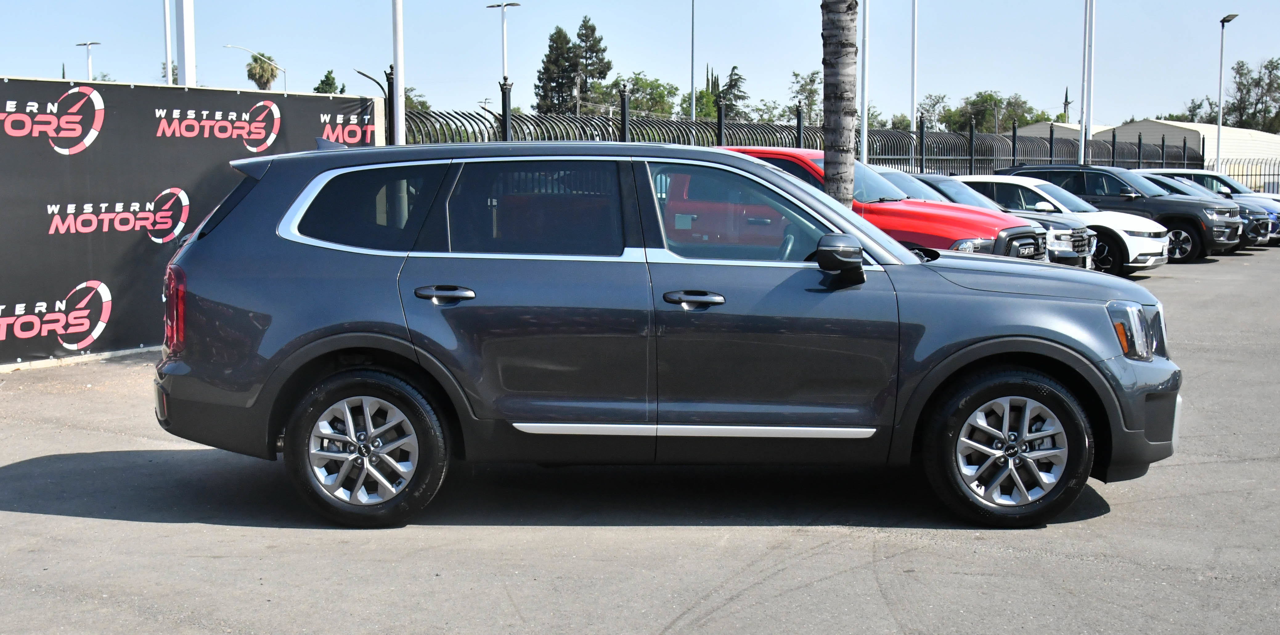 Used 2023 Kia Telluride LX AWD/4WD image 9