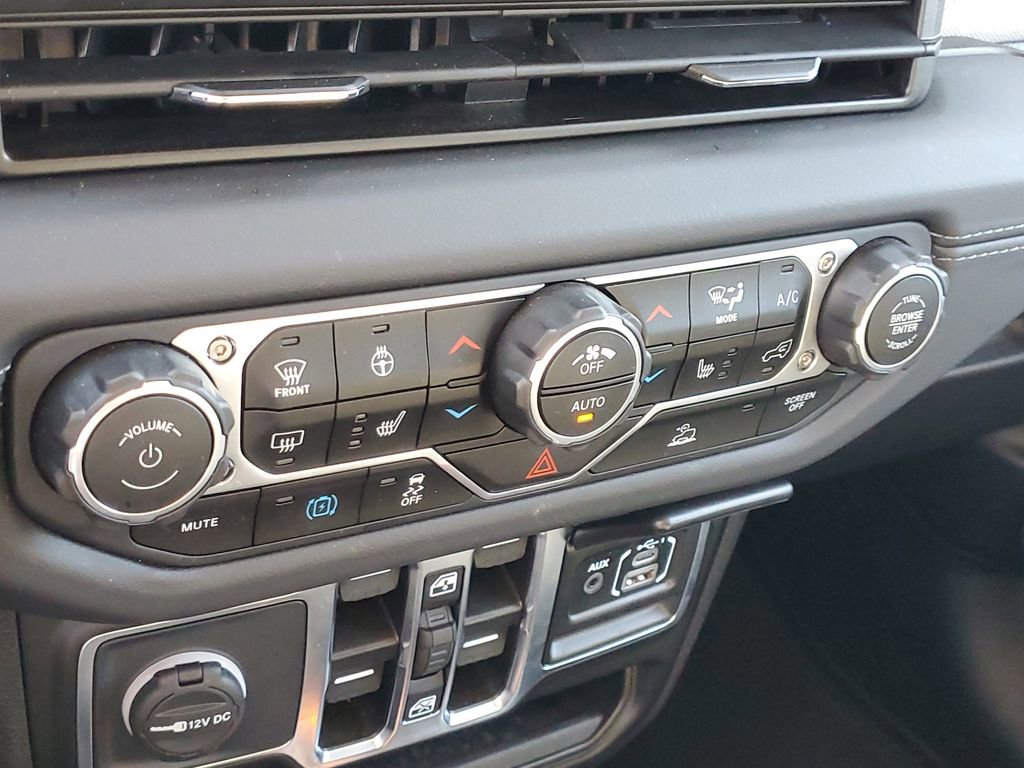 Used 2025 Jeep Wrangler Unlimited Sahara AWD/4WD image 30