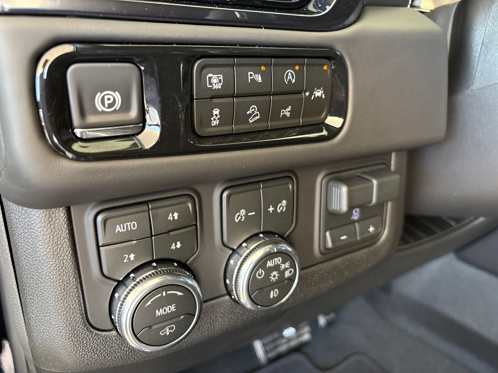 New 2026 GMC Yukon XL AT4 Ultimate AWD/4WD image 16