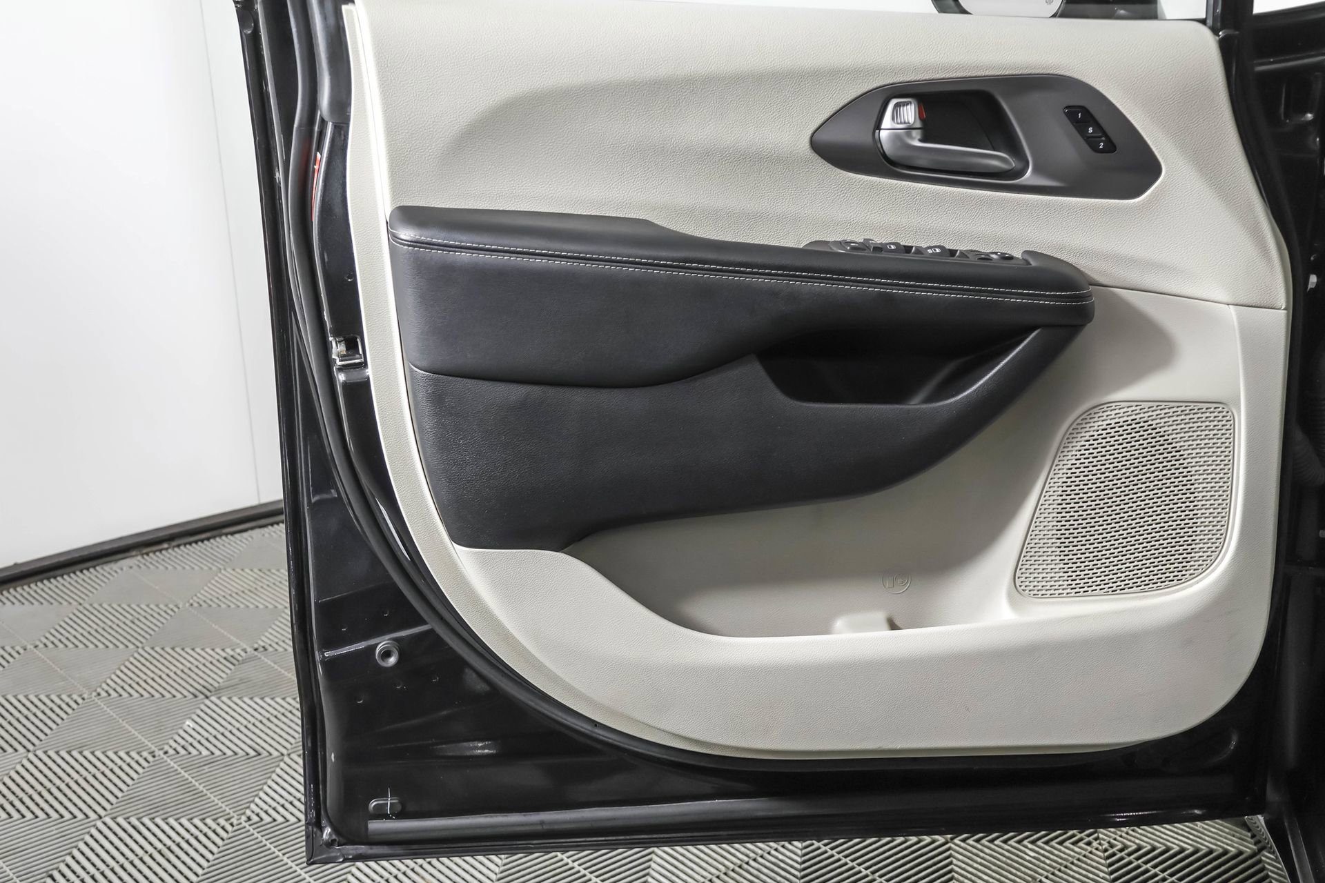 Used 2022 Chrysler Pacifica Touring-L image 33