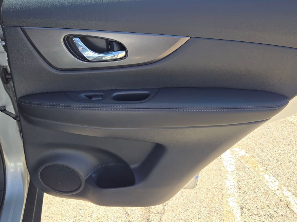 Used 2015 Nissan Rogue S AWD/4WD image 8