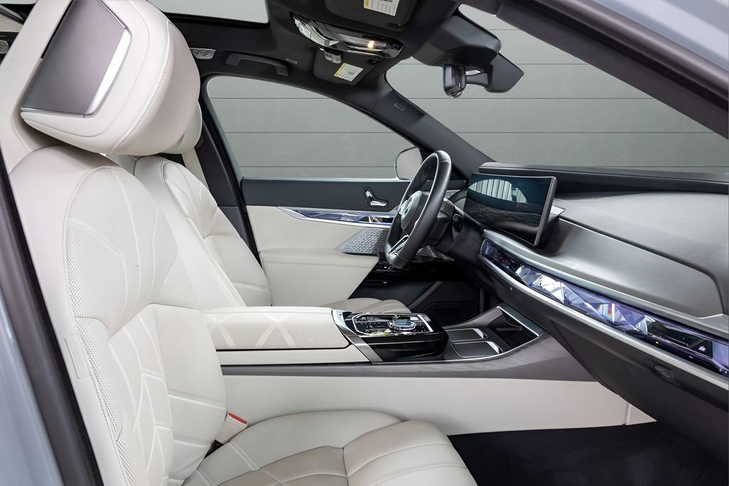 Used 2023 BMW i7 xDrive60 w/ Executive Package 2 AWD/4WD image 78
