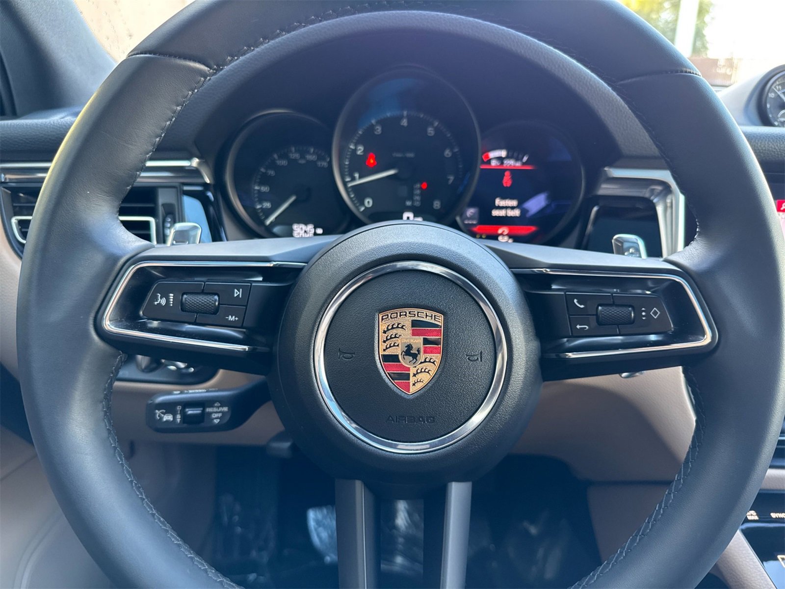 Used 2025 Porsche Macan image 26