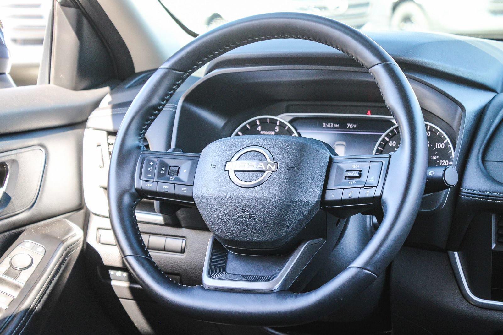 Used 2025 Nissan Rogue SV FWD image 17