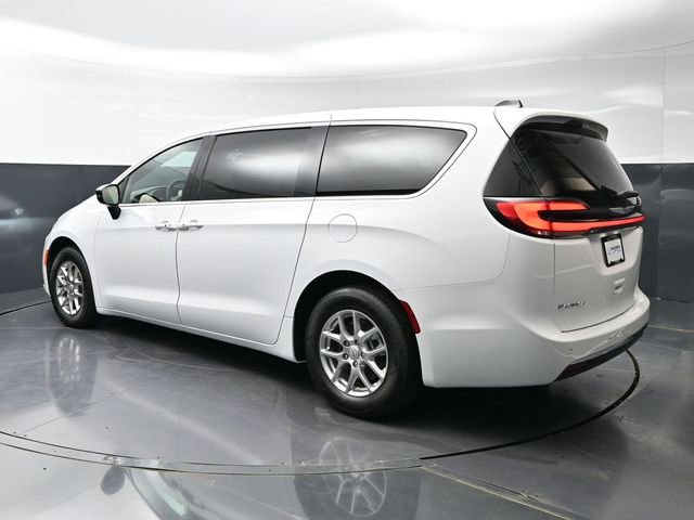 Used 2025 Chrysler Pacifica Select image 7