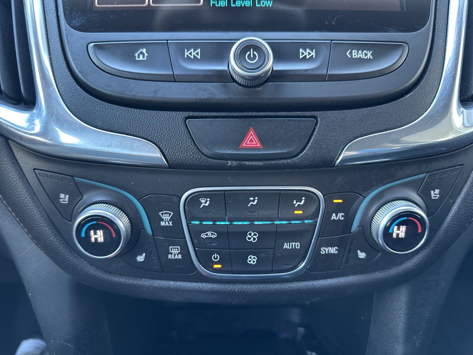Used 2018 Chevrolet Equinox Premier w/ Infotainment II Package AWD/4WD image 23