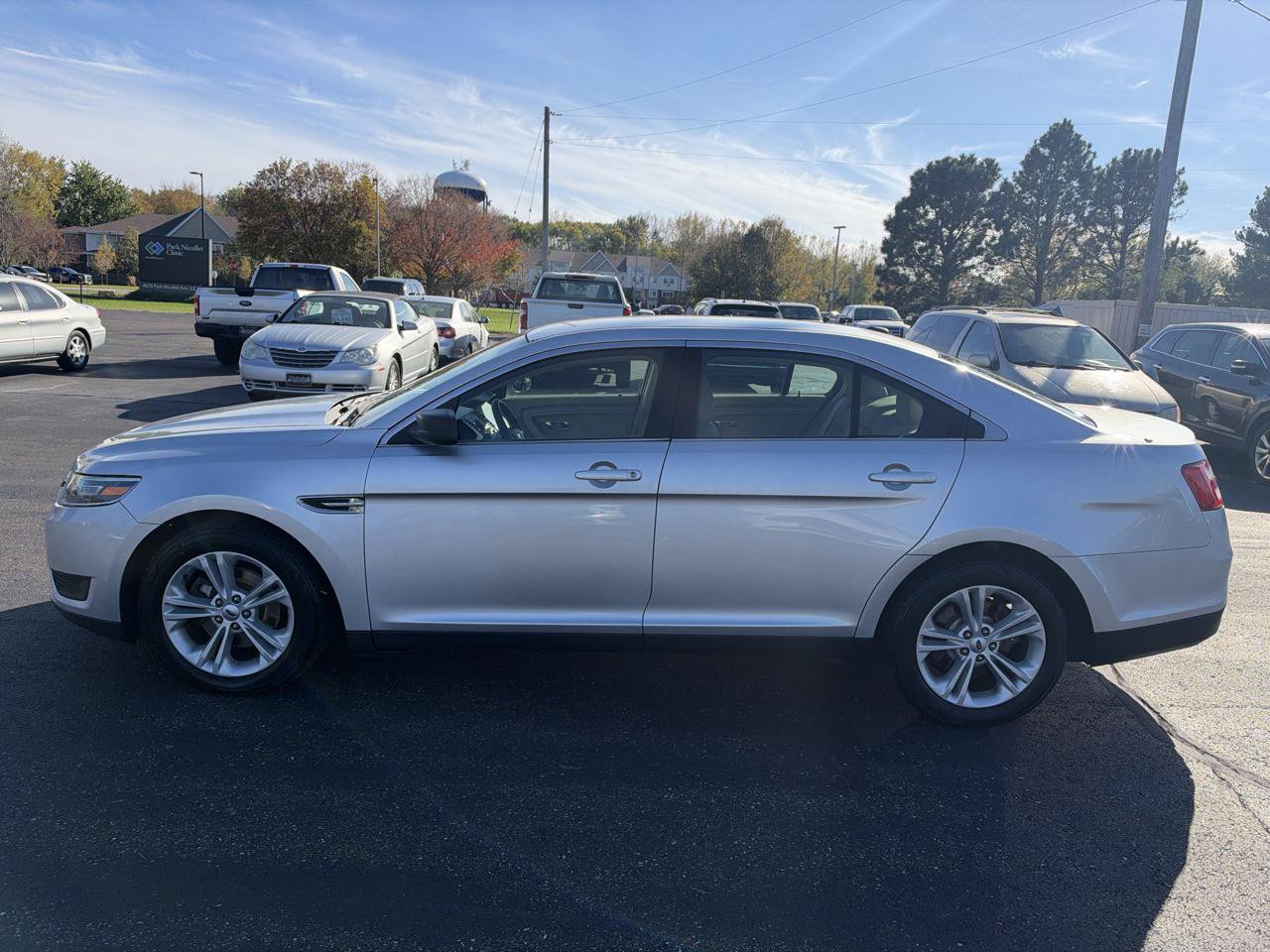 Used 2018 Ford Taurus SE FWD image 6