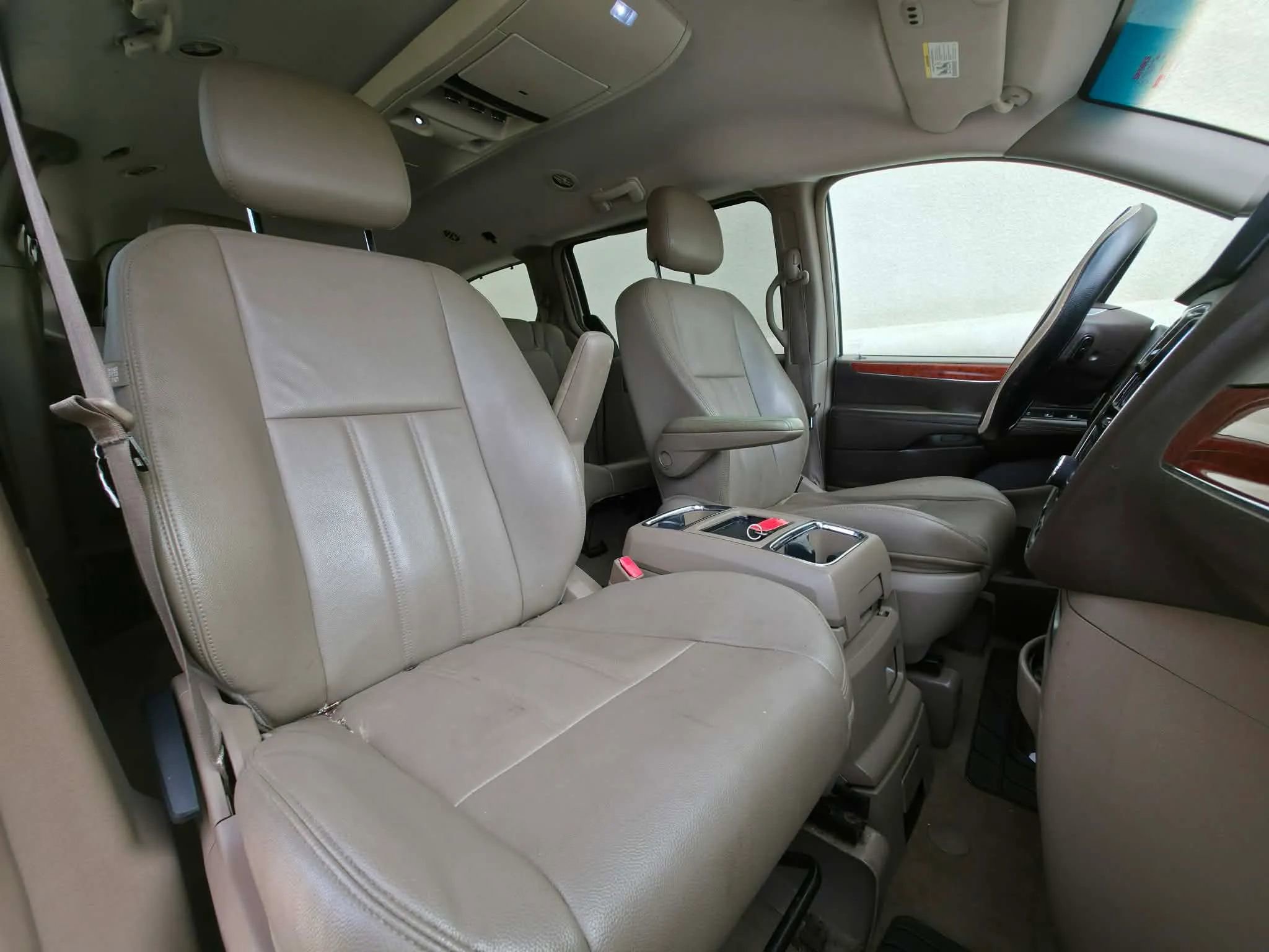 Used 2014 Chrysler Town & Country Touring FWD image 17