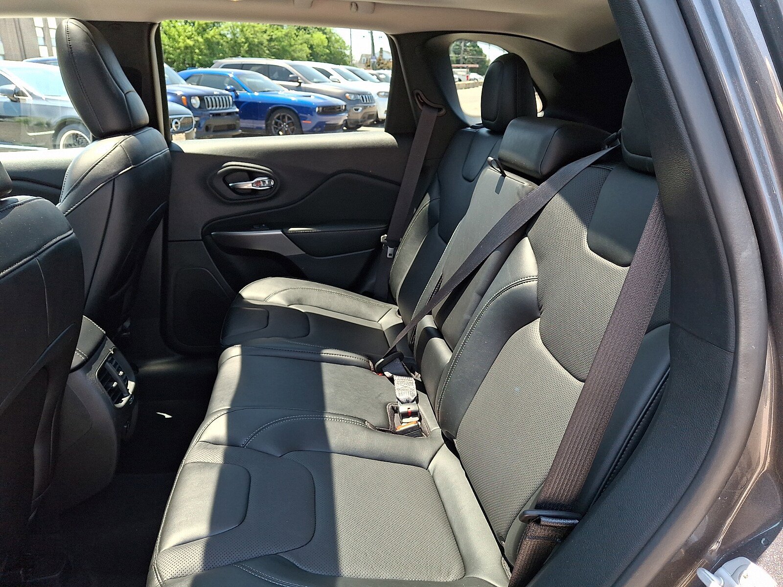 Used 2022 Jeep Cherokee Limited AWD/4WD image 9