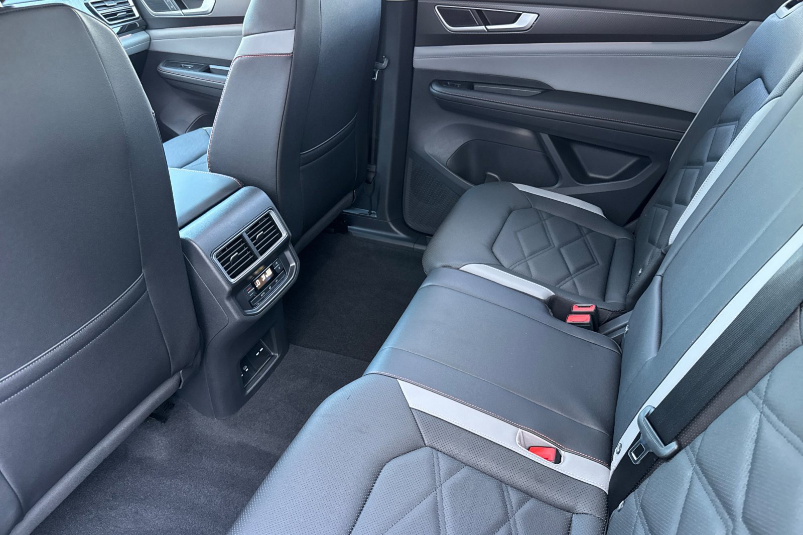 New 2025 Volkswagen Atlas Peak Edition SE image 12