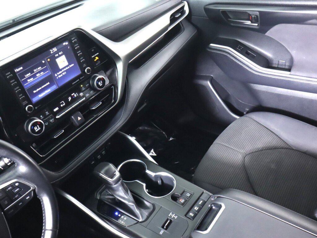 Used 2021 Toyota Highlander LE image 31