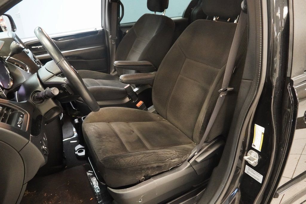 Used 2017 Dodge Grand Caravan SE image 3