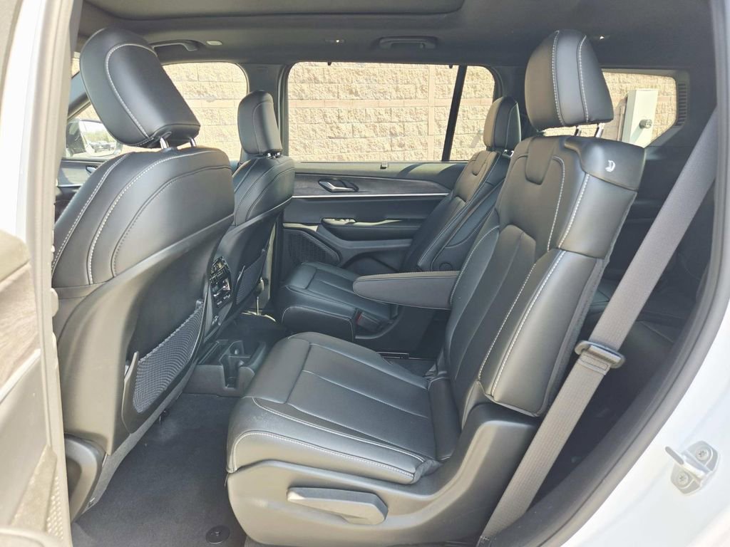 Used 2025 Jeep Grand Cherokee L Limited w/ Luxury Tech Group II AWD/4WD image 13