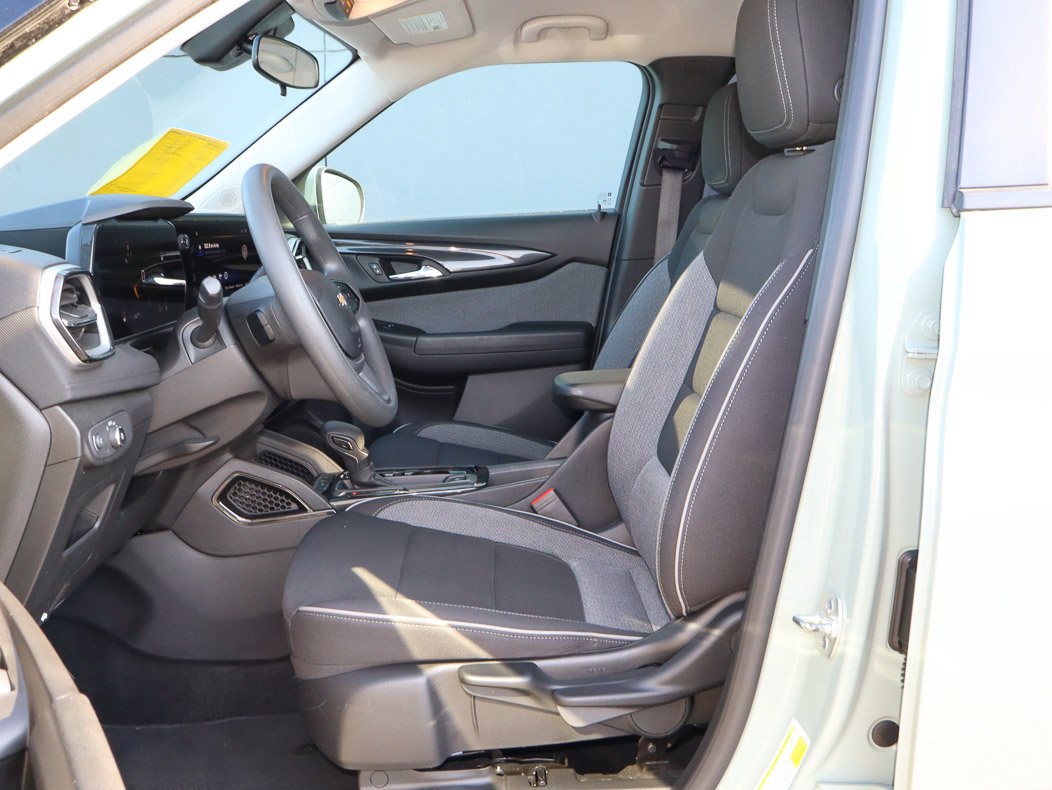 Used 2025 Chevrolet TrailBlazer LT AWD/4WD image 7