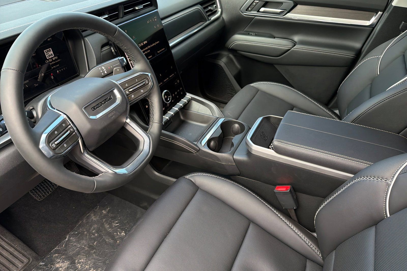 New 2026 GMC Terrain Denali w/ LPO, Black Badging Package image 9